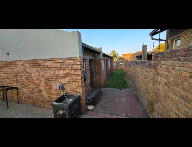 3 BEDROOM FREEHOLD TO LET IN DIE HEUWEL